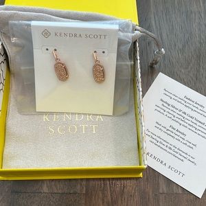 Never worn, still packaged rose gold Kendra Scott earrings.